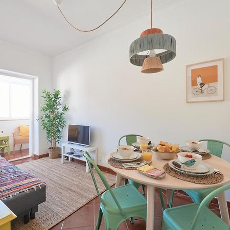 Central & Sunny 2Br Apt Near Beach, By Timecooler Setúbal Buitenkant foto