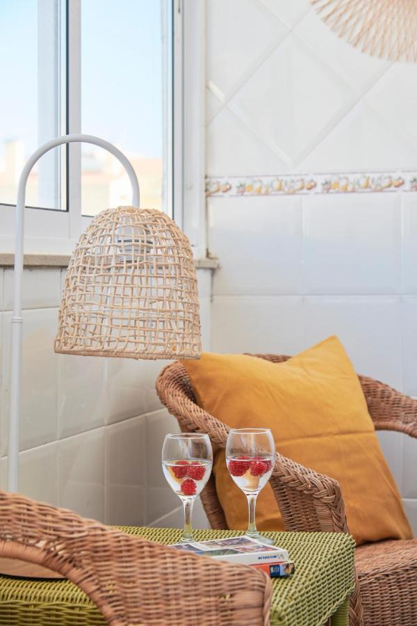 Central & Sunny 2Br Apt Near Beach, By Timecooler Setúbal Buitenkant foto