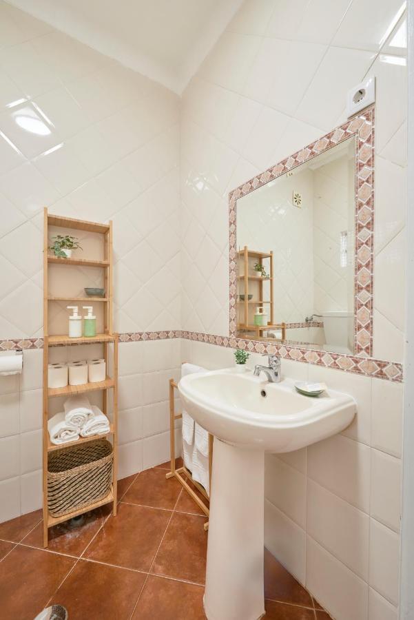 Central & Sunny 2Br Apt Near Beach, By Timecooler Setúbal Buitenkant foto