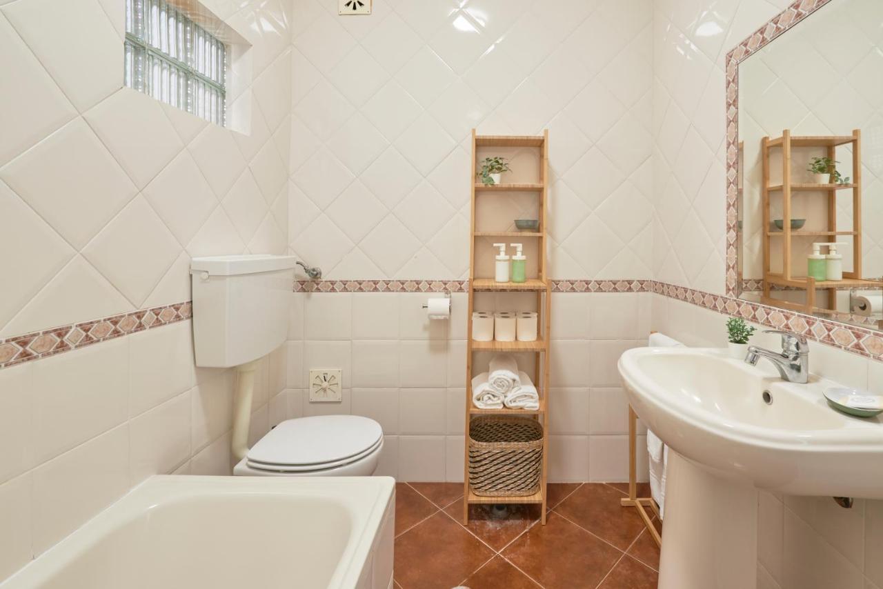 Central & Sunny 2Br Apt Near Beach, By Timecooler Setúbal Buitenkant foto