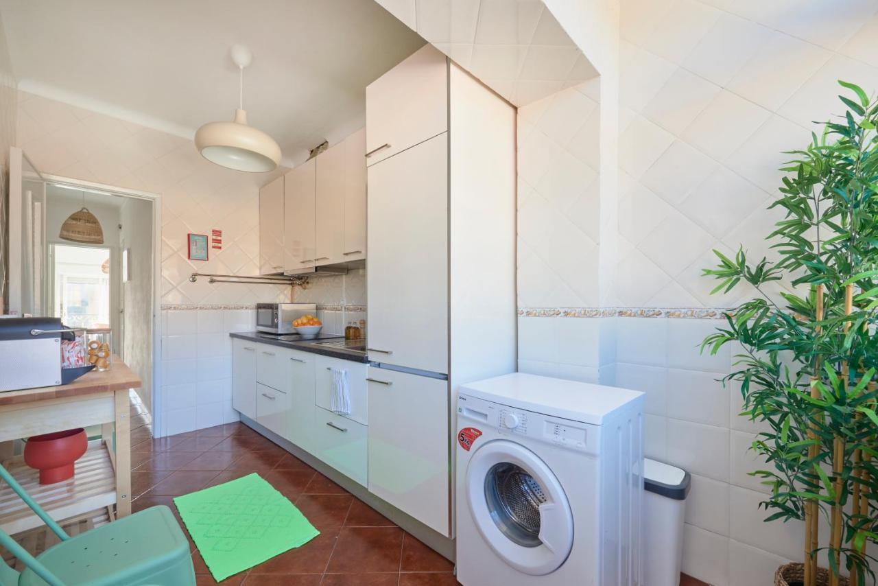Central & Sunny 2Br Apt Near Beach, By Timecooler Setúbal Buitenkant foto